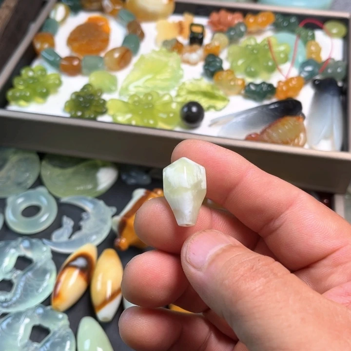 蛇纹石玉未镶嵌挂件