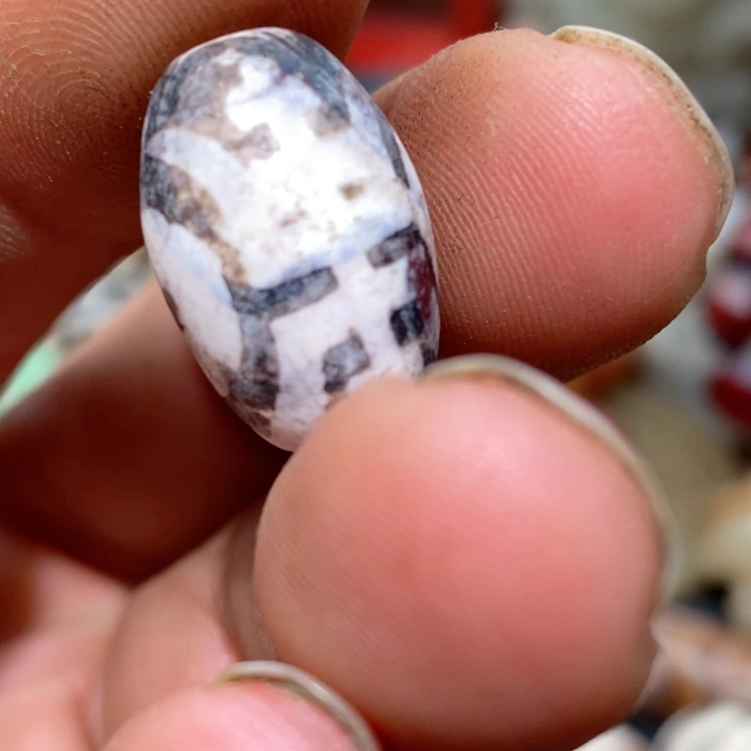 DIY琉璃珠子的颜色是蓝色