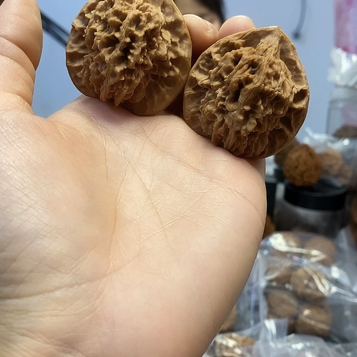 文玩核桃把件43红皮乾隆纹油