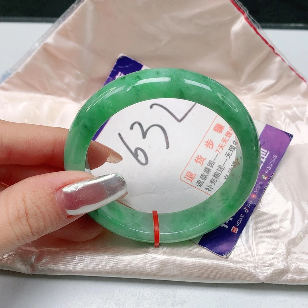 翡翠手镯未镶嵌翡翠手镯