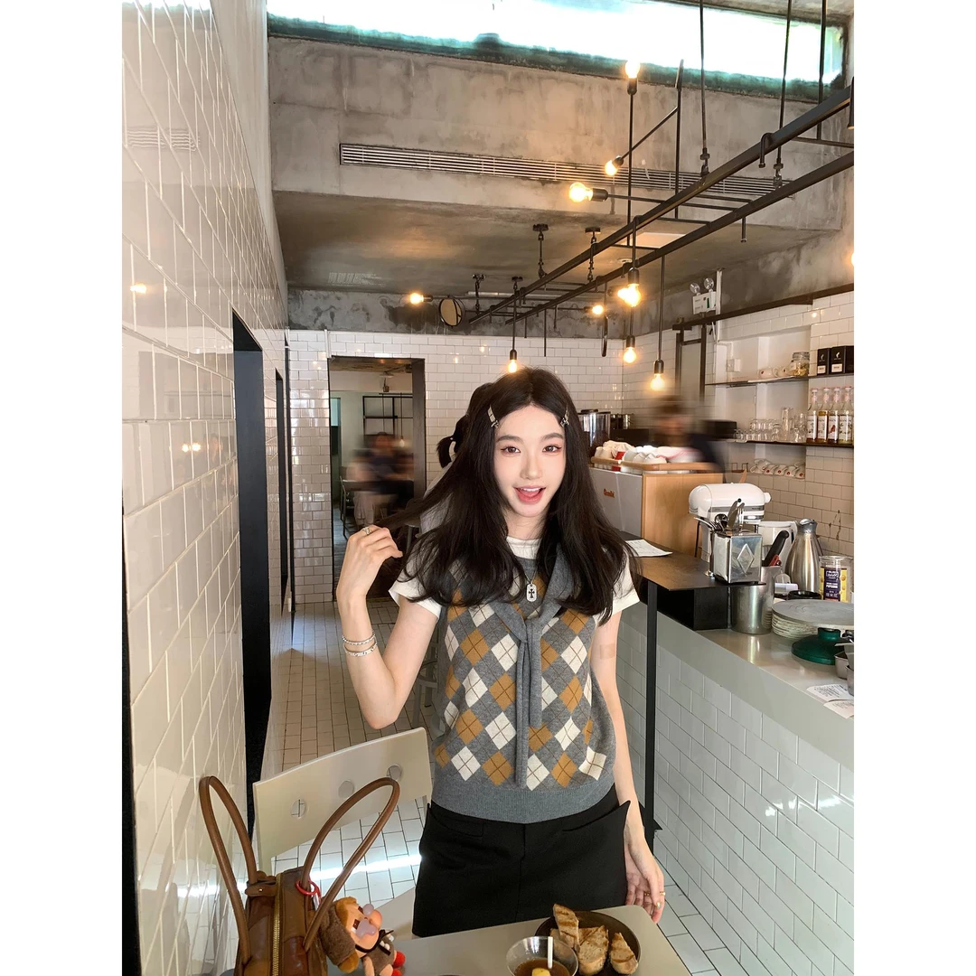 区区欧阳菱形格披肩针织衫女秋季新款长袖复古慵懒风毛衣开衫上衣