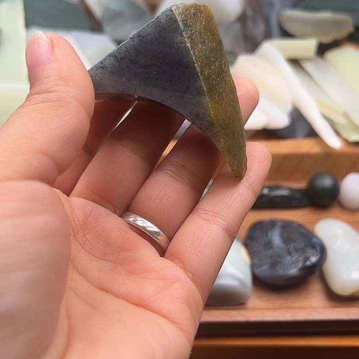 和田玉未镶嵌把件