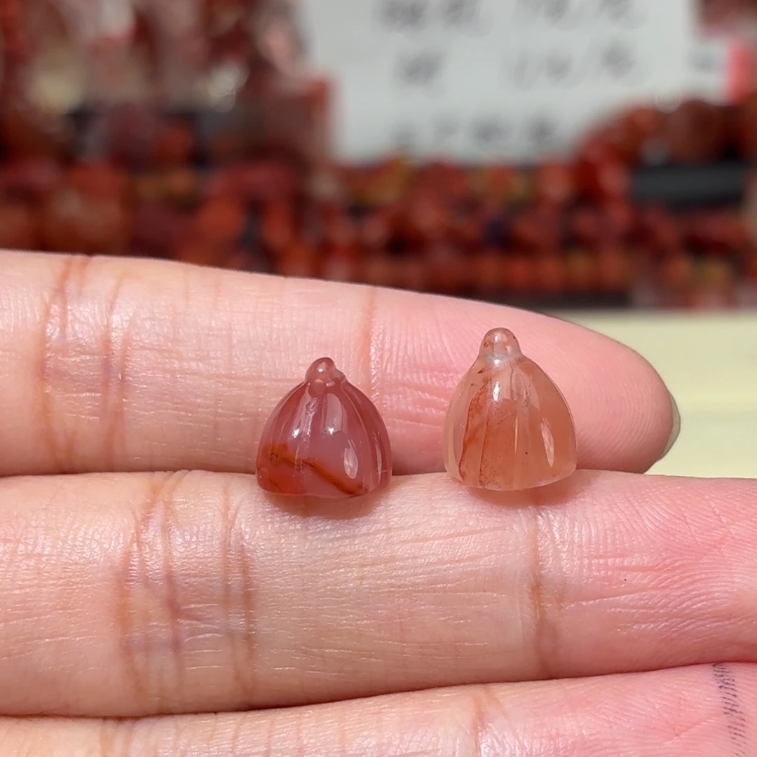 杨***仔南红玛瑙未镶嵌颈饰莲蓬2个