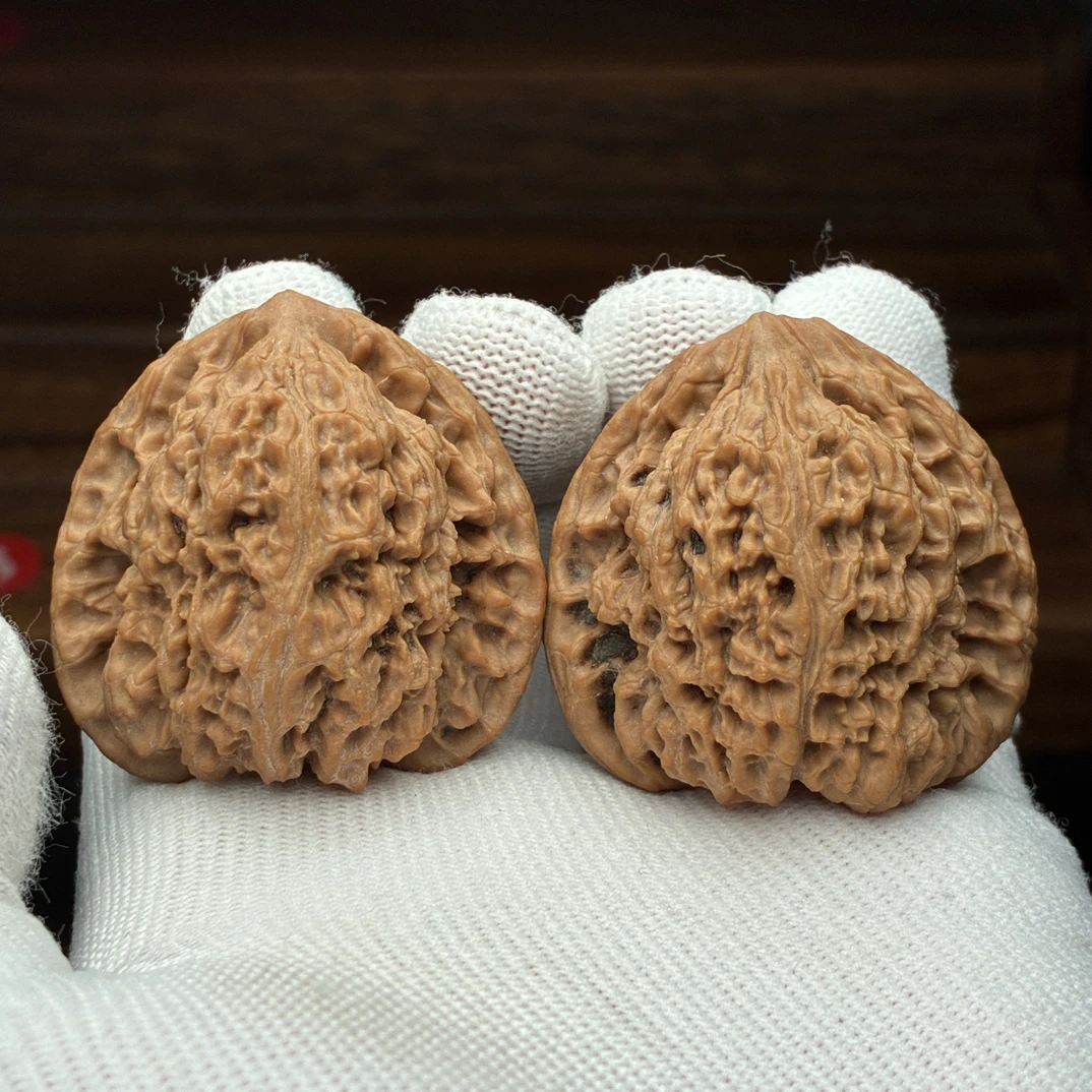 三角南疆石，红皮酒杯凹底，43-39-42，43.7克