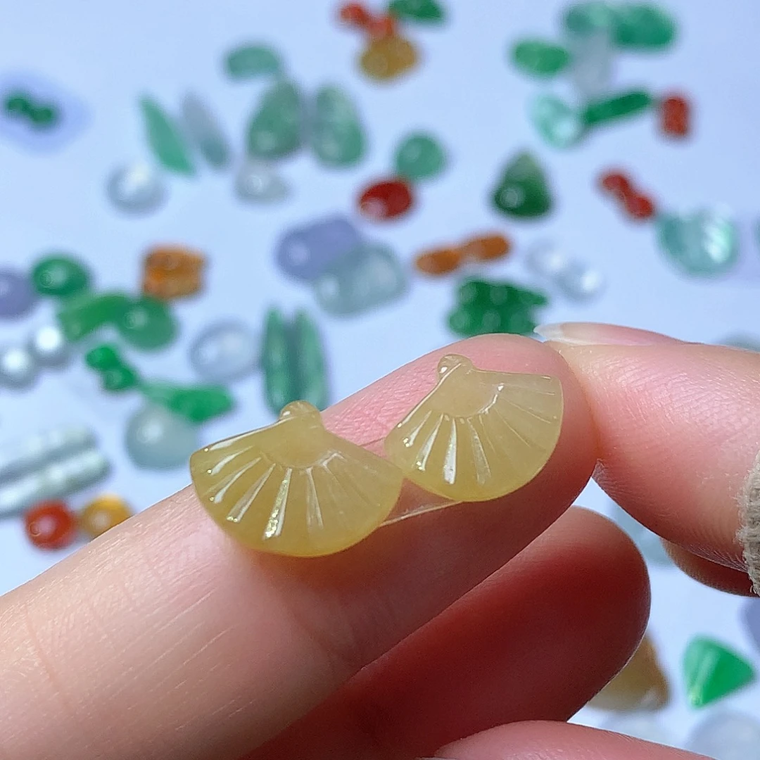 翡翠未镶嵌颈饰扇子