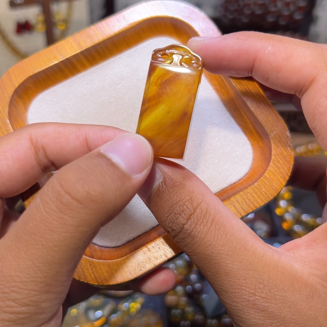 琥珀未镶嵌颈饰印章