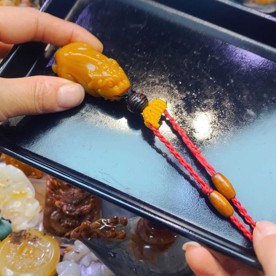 未镶嵌石英质玉（黄龙玉）颈饰