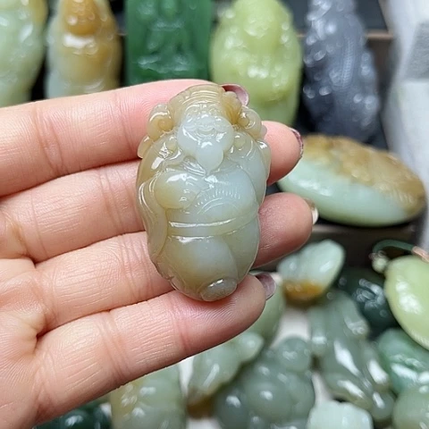 颈饰未镶嵌和田玉轮*