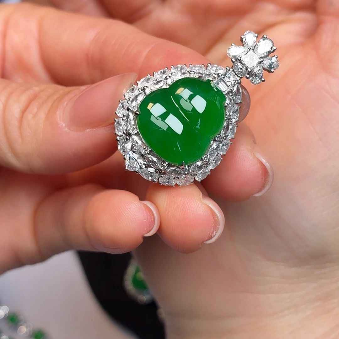 翡翠18K金镶嵌颈饰