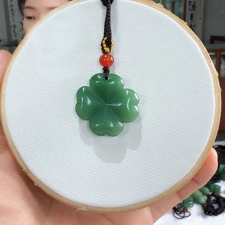 颈饰未镶嵌密玉（石英质玉）