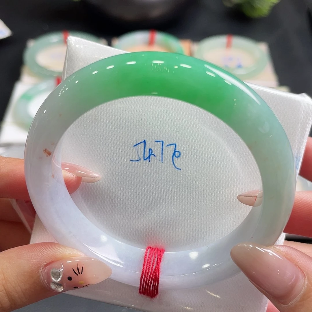 翡翠手镯未镶嵌白底青