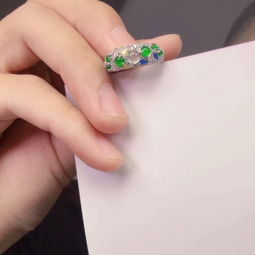 翡翠未镶嵌颈饰一件