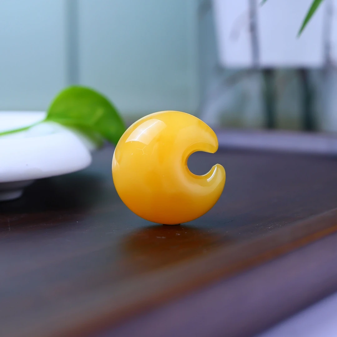 【颜如蜜珠宝】焦皮料浓郁满蜜鸡油黄蜜蜡月亮吊坠气质百搭挂坠HB41