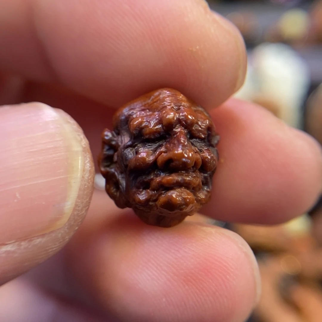 长眉罗汉潍坊核雕桃核雕刻