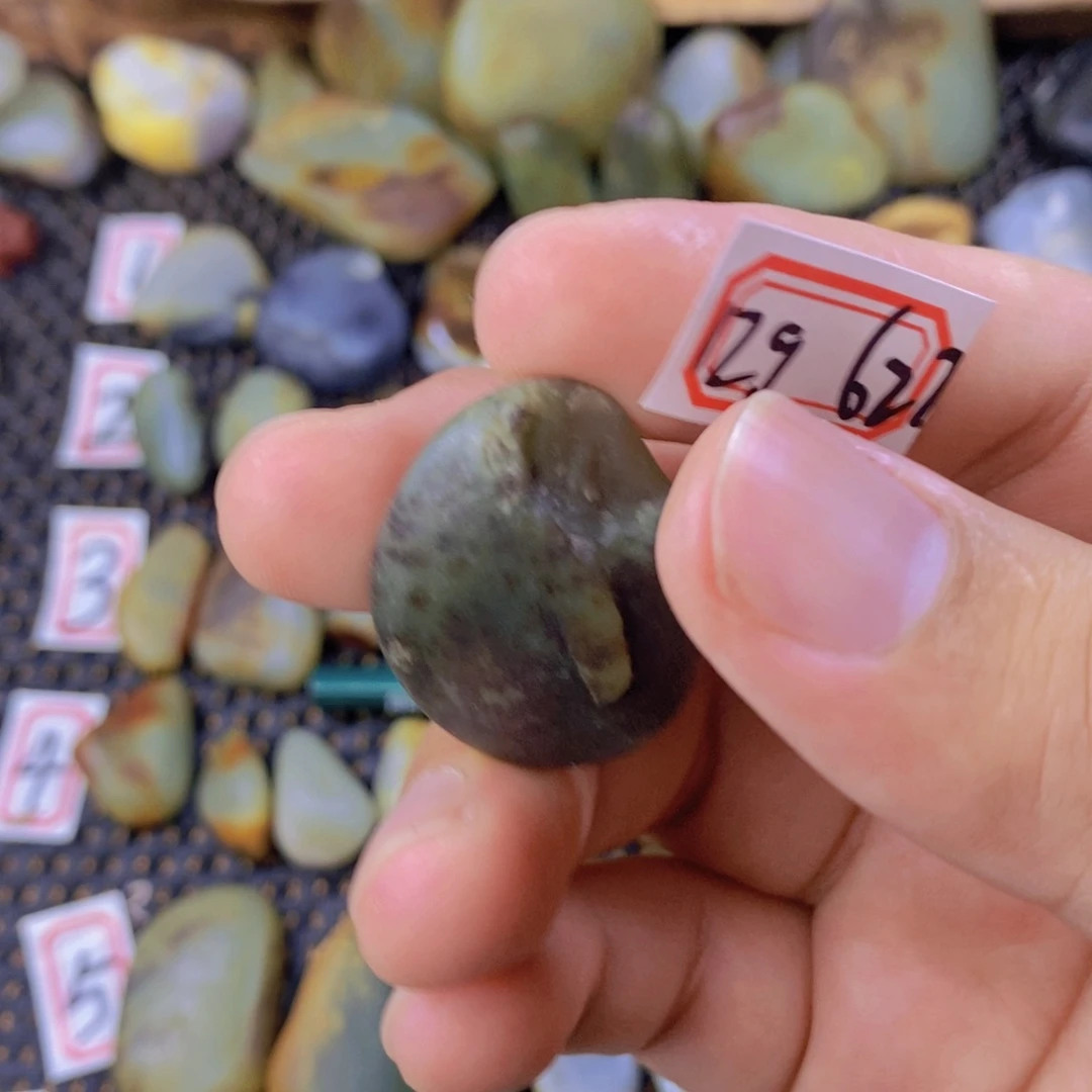 颈饰未镶嵌和田玉（糖玉）