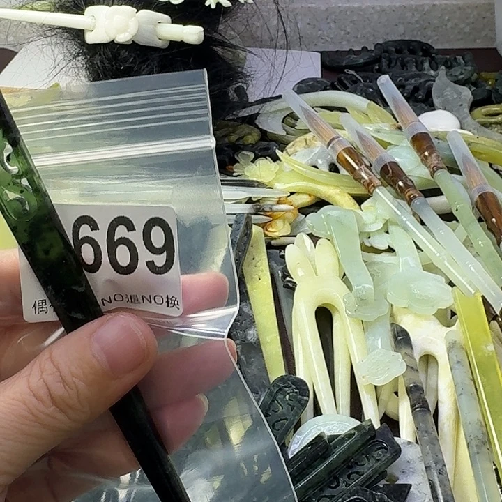 要***.合金蛇纹石玉发饰