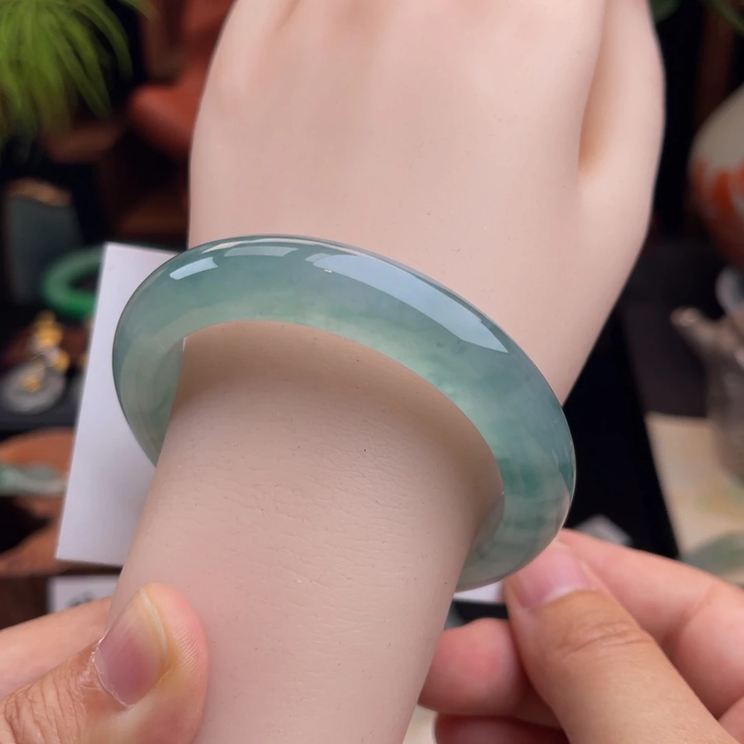 翡翠手镯未镶嵌正圈