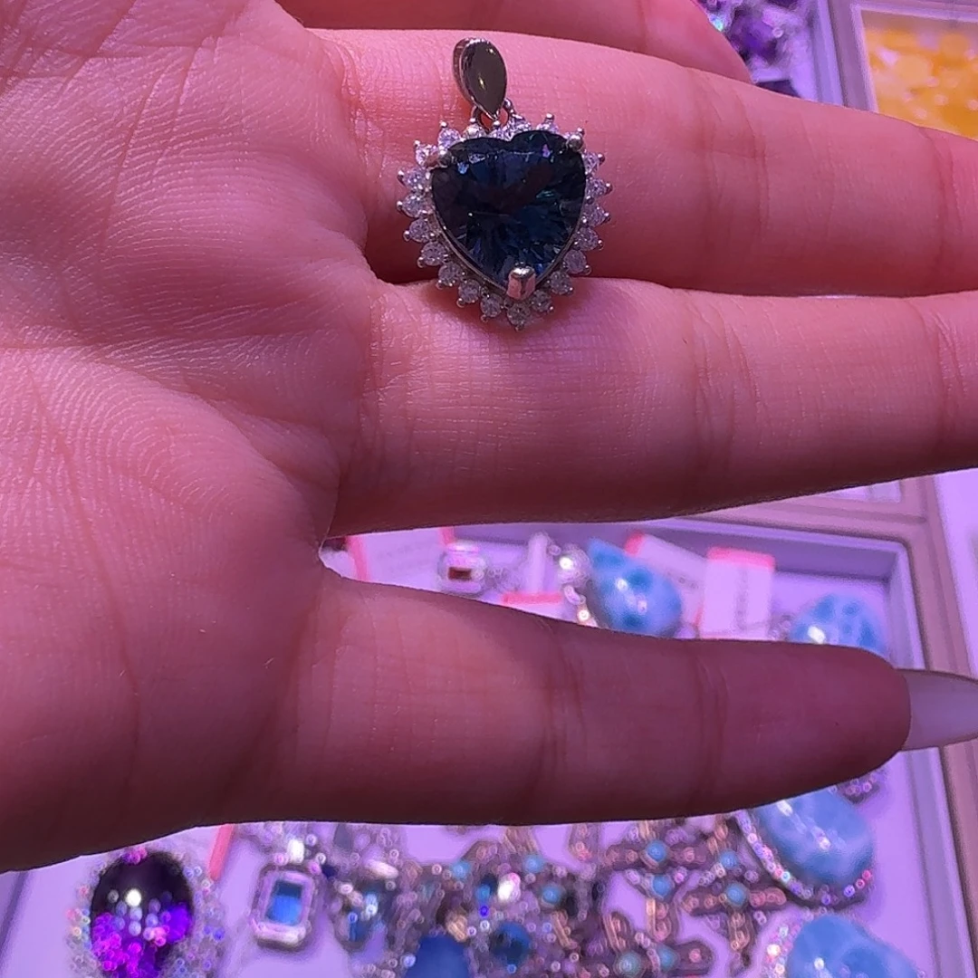 ****Ԁ未镶嵌颈饰水晶爱心