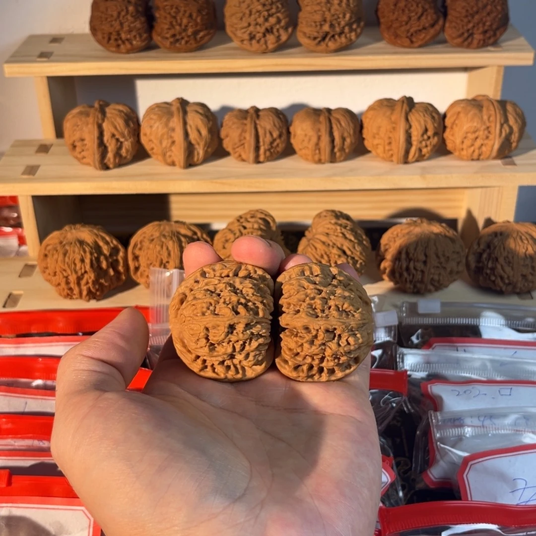 文玩核桃吊坠43球疆有点黄，练手对