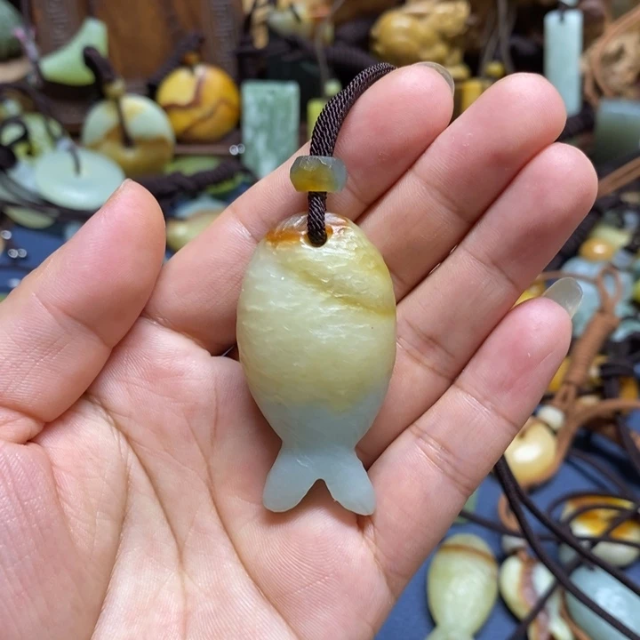 Y****蛇纹石玉未镶嵌颈饰