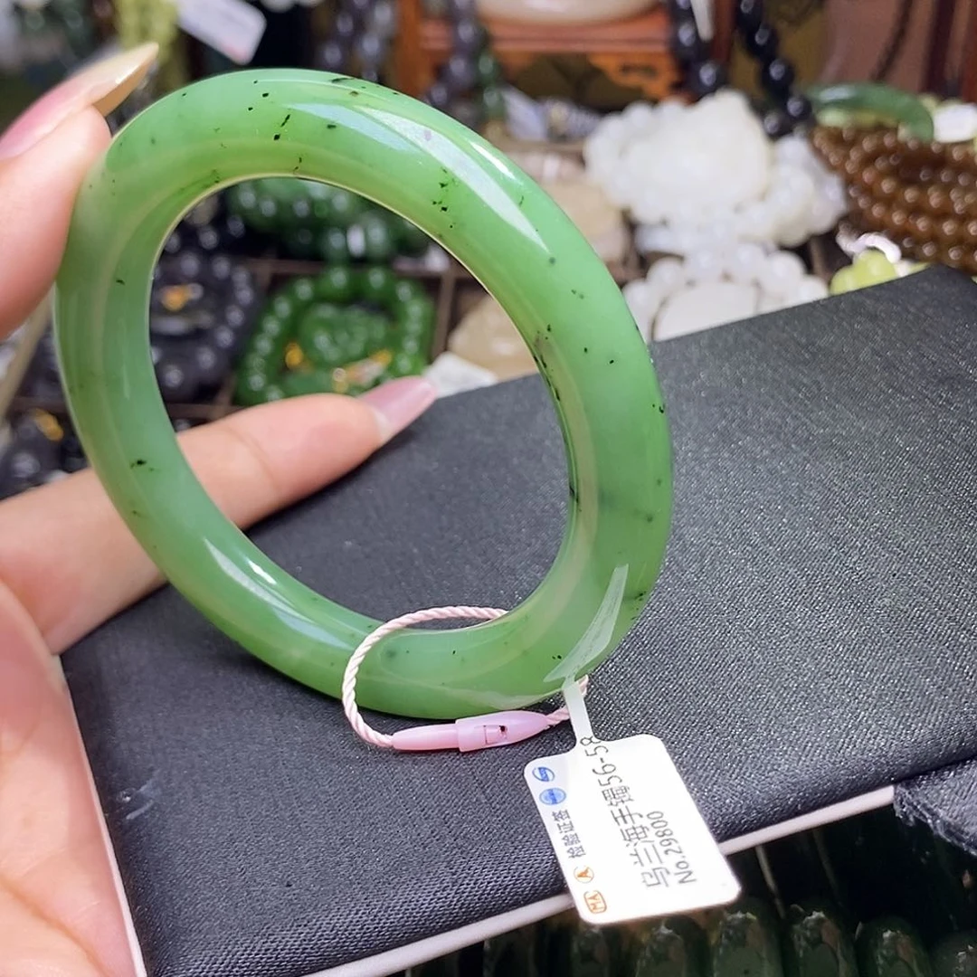 A***บ和田玉未镶嵌颈饰乌兰海猕猴桃苹果绿手镯56.5