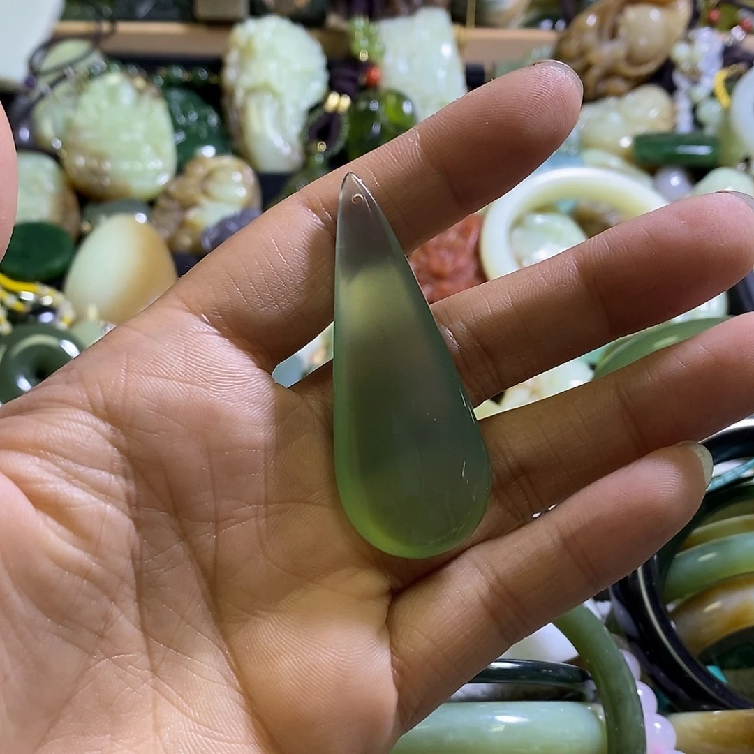 岫玉未镶嵌颈饰一个