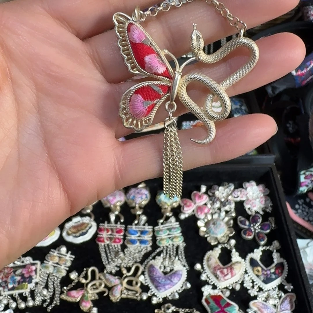 织绣民族风刺绣吊坠