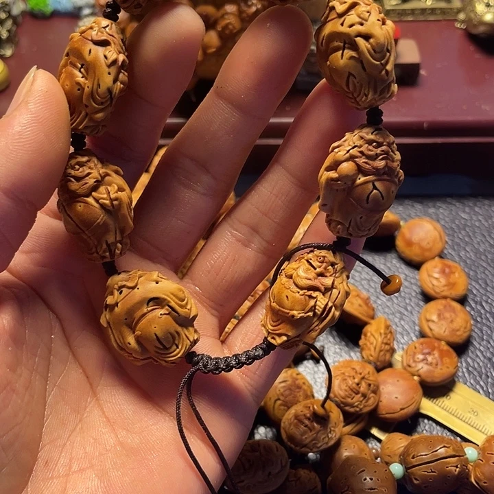 2***5大桃核雕刻瑕疵钟馗