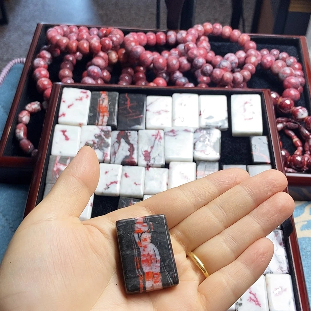 天然辰砂原石无事牌