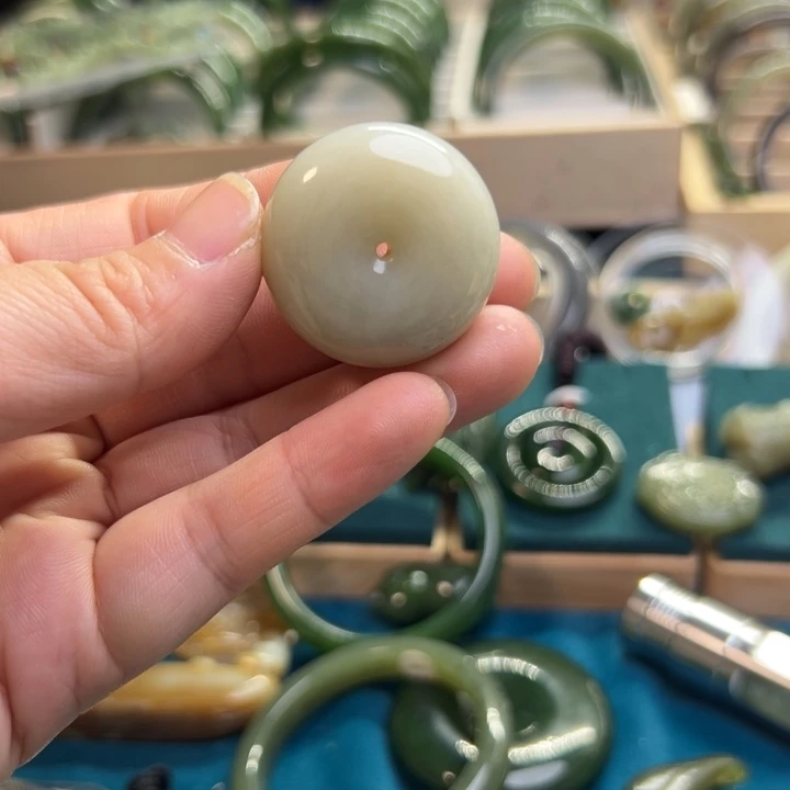 和田玉颈饰未镶嵌平安扣2