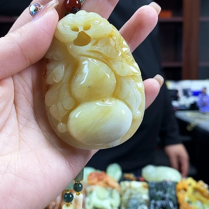 蛇纹石玉吊坠未镶嵌