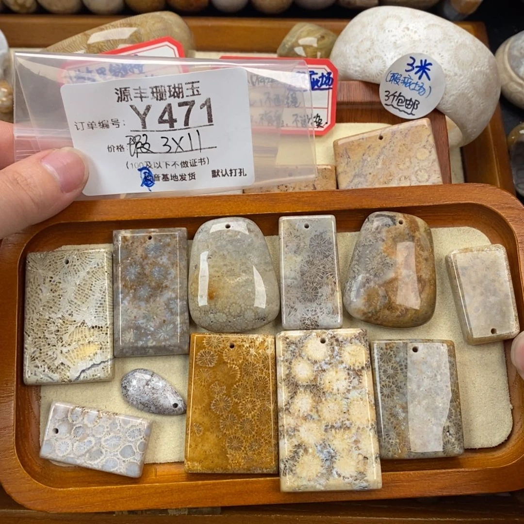 硅化玉颈饰未镶嵌?