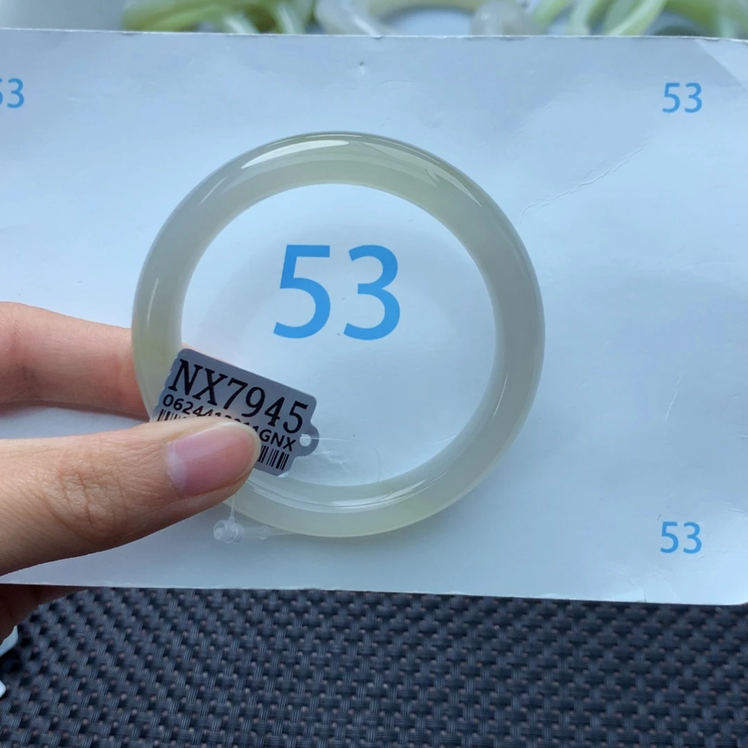 L***y和田玉手镯未镶嵌