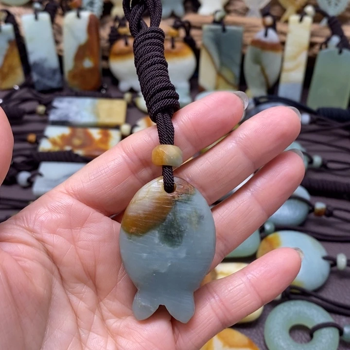 蛇纹石玉未镶嵌颈饰