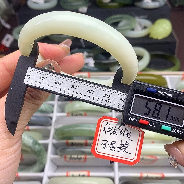 蛇纹石玉手镯未镶嵌1024