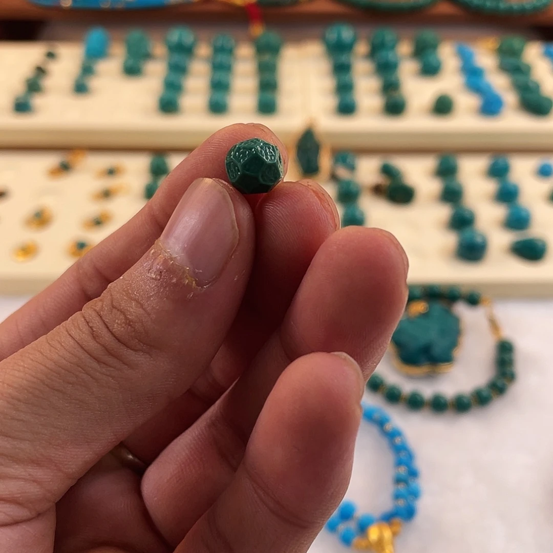 绿松石未镶嵌颈饰