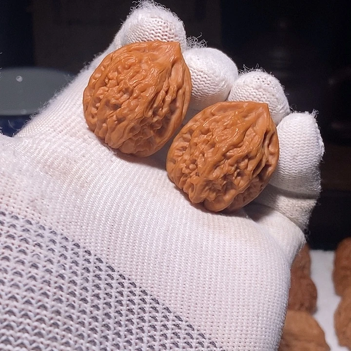 文玩核桃手把件水晶虎