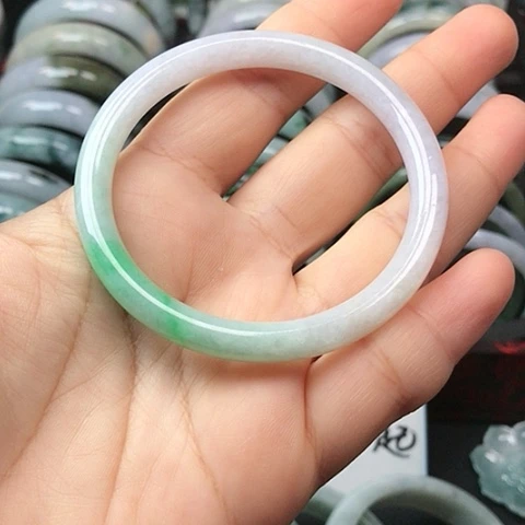 翡翠手镯未镶嵌飘绿细圆条