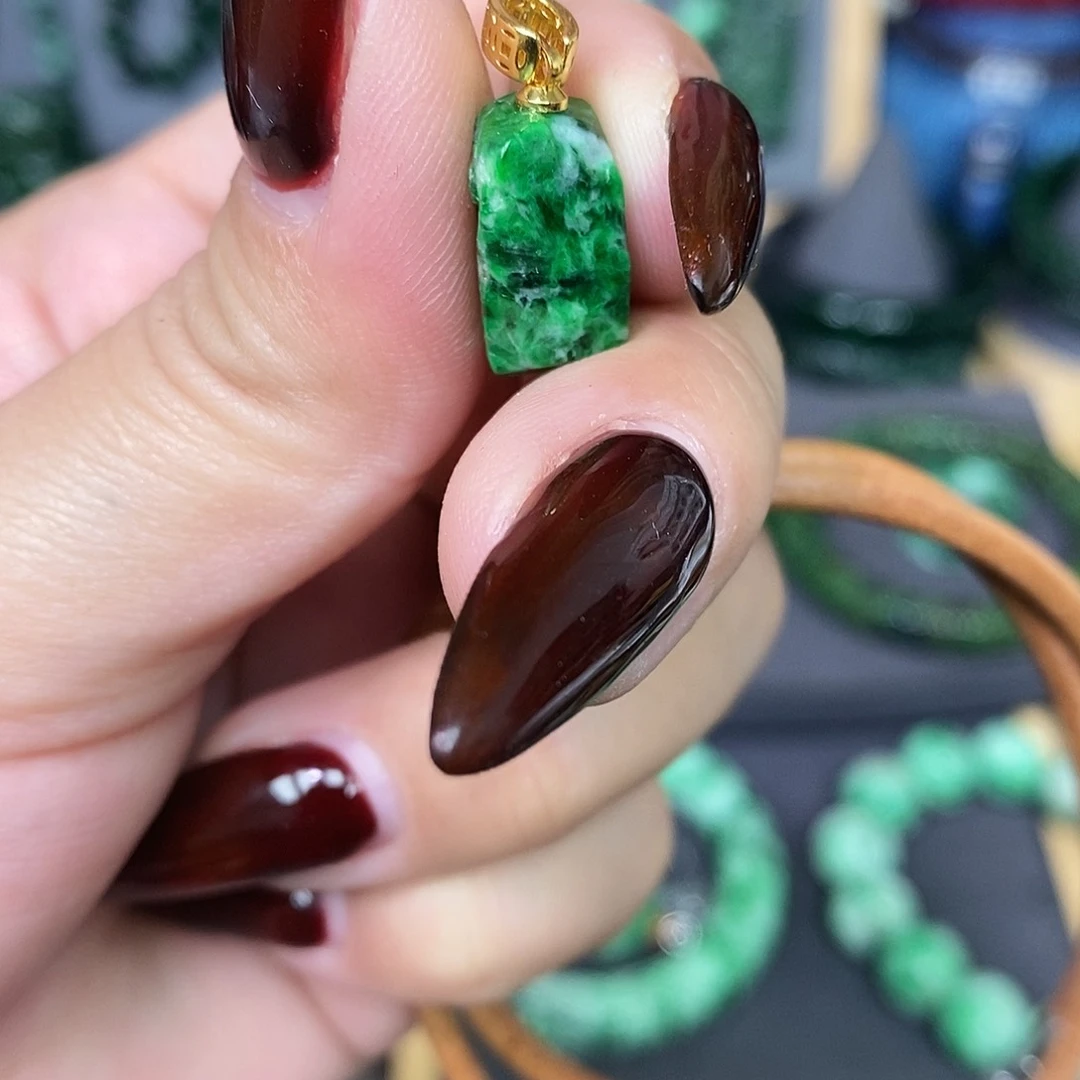 颈饰未镶嵌翡翠漂亮美眉