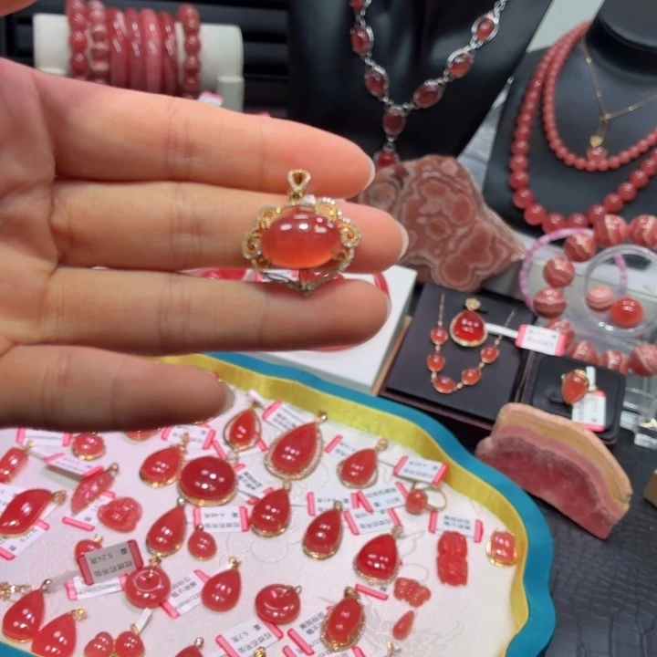 菱锰矿（红纹石）18K金镶嵌颈饰