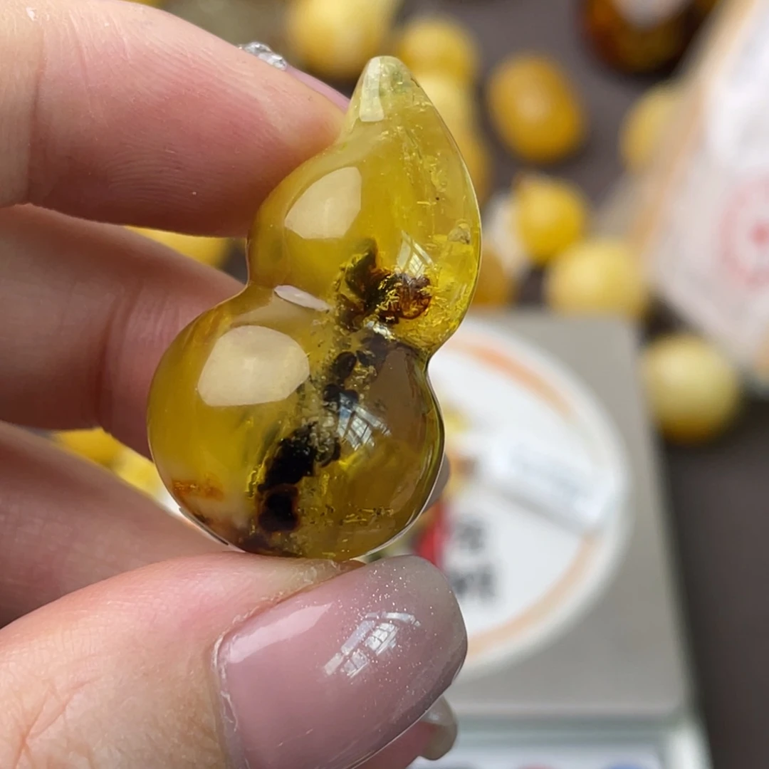 未镶嵌琥珀裸石微瑕255