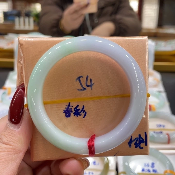 翡翠手镯未镶嵌翡翠