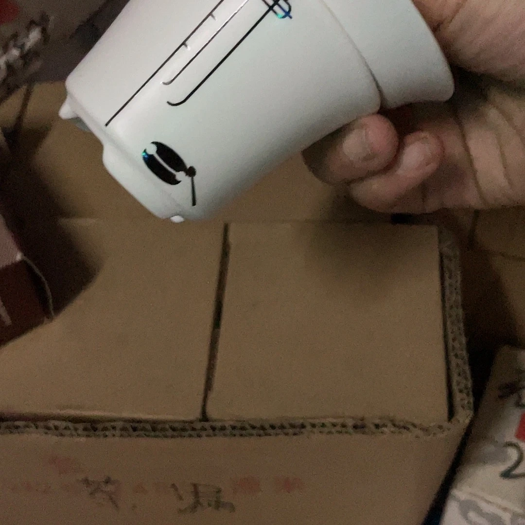 搪瓷杯子里还有很多东西