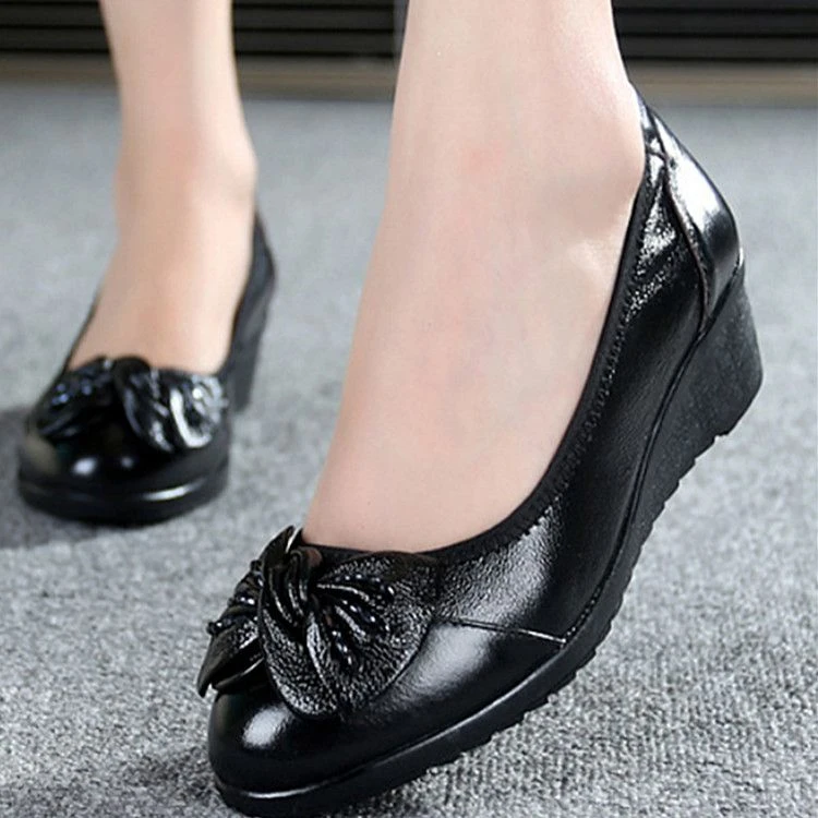 春秋季妈妈鞋单鞋坡跟真皮软底中老年女鞋舒适中跟圆头平底四季鞋