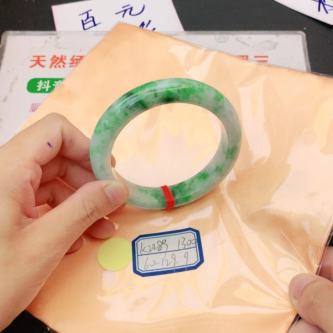 翡翠手镯未镶嵌翡翠