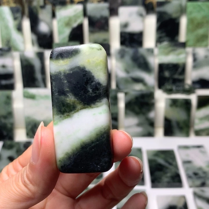 独山玉颈饰未镶嵌