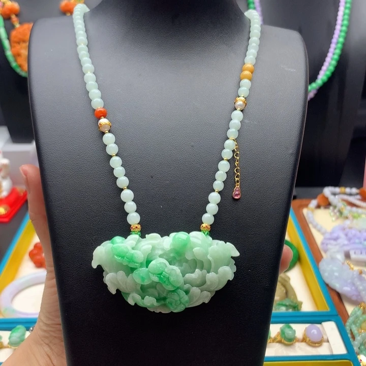 翡翠颈饰未镶嵌翡翠花牌