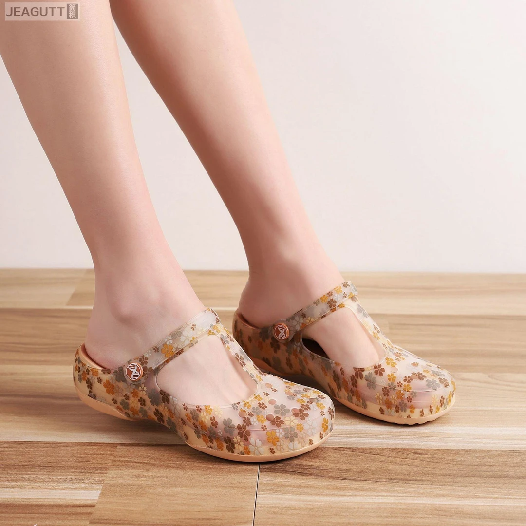 新款洞洞鞋女轻便防滑海边沙滩鞋时尚透气软底凉鞋女护士包头拖鞋