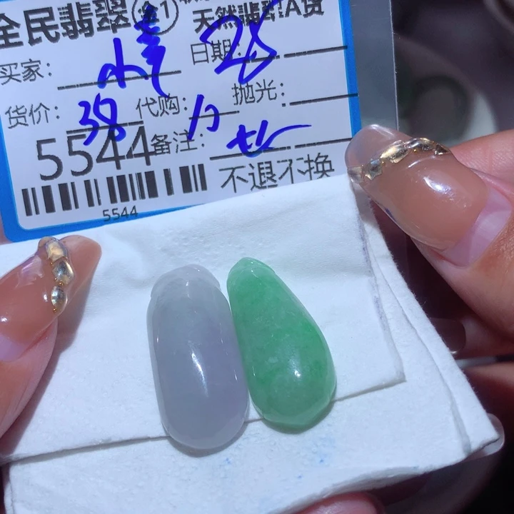 翡翠颈饰未镶嵌小**?