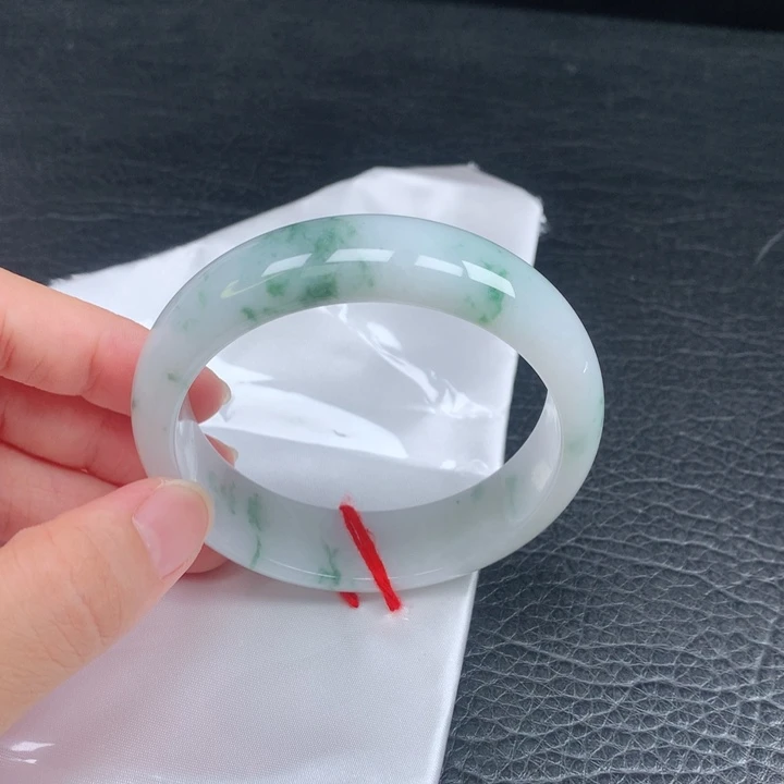 翡翠手镯未镶嵌。